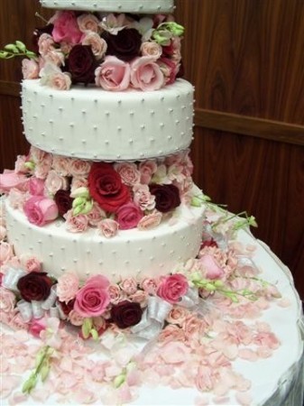 http://www.weddingandpartynetwork.com/blog/wp-content/uploads/2009/07/sues-sweets-floral-wedding-cake.jpg