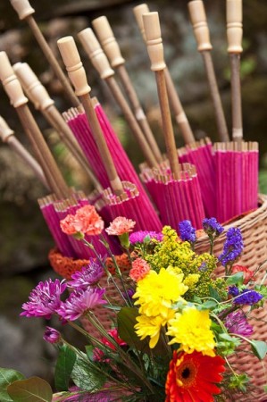 Provide paper parasols for your guests in your outdoor wedding