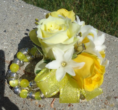 Bracelet Corsage in Yellow & White