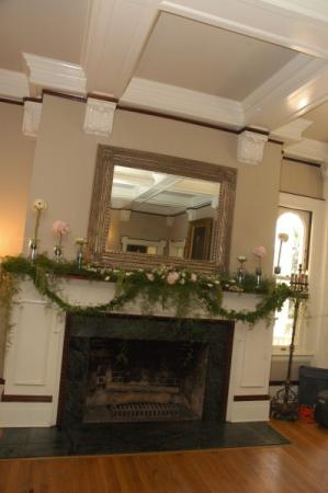 Fireplace Mantle & Garland                                                                                                                                                                                                                                     